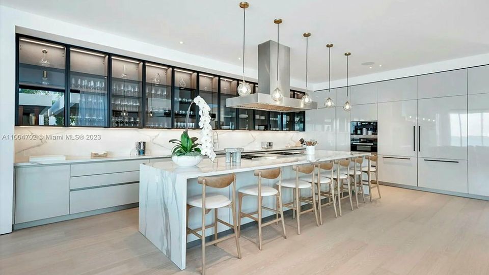 The kitchen at the amazing mansion Eddie Irvine has put on the market for a mind -blowing €33 million.
